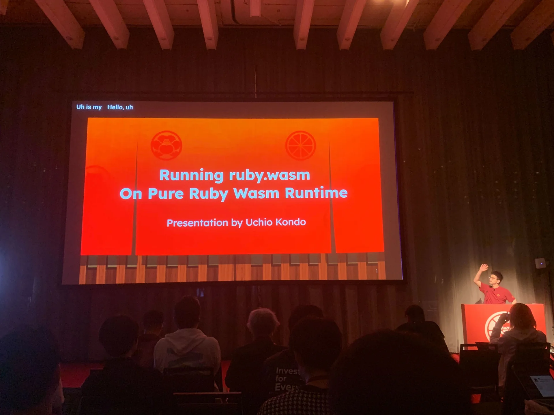 会場の聴衆を前に、RubyとWebAssemblyについて登壇する近藤宇智朗